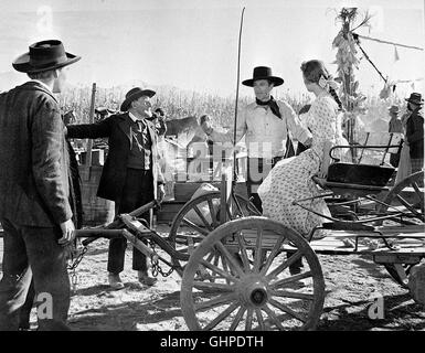 DER occidentale / In die Falle gelockt occidentale USA 1940 - William Wyler Texas nach dem Amerikanischen Bürgerkrieg: Roy Bean, als das " Gesetz westlich des Pecos' berüchtigter selbsternannter Richter, liebt es, Leute nach kurzem 'Prozeß' aufzuknüpfen zu lassen. Während einer dieser Hinrichtungen taucht ein Fremder in der kleinen Stadt auf, die Bean selbst nach seinem idolo, der Sängerin Lily Langtry, umgetauft hat. Cole Hardin, così der Name des Fremden, kommt dem blutrünstigen "giudice" gerade recht ... Foto: Szene mit Cole Hardin (Gary Cooper) und Richter Roy Bean (WALTER BRENNAN, r.). Regie: Foto Stock