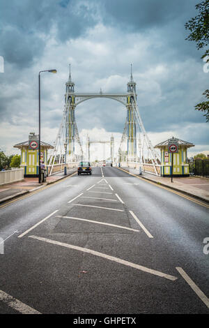 Auto e traffico sull'Albert Bridge, Chelsea, Londra, Inghilterra, Regno Unito Foto Stock