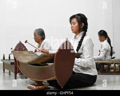 Musica Pinpeat classe alla Cambogia Living Arts House. Phnom Penh Cambogia. Foto Stock