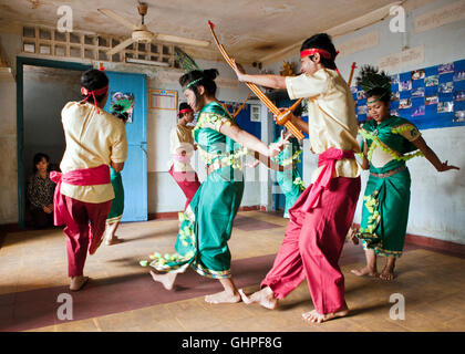 Gli studenti dalla Cambogia Living Arts reciti Khmer tradizionale ballo folk a Phnom Pehn, Cambogia. Foto Stock