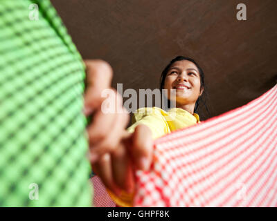 Gli studenti dalla Cambogia Living Arts reciti Khmer tradizionale ballo folk a Phnom Pehn, Cambogia. Foto Stock