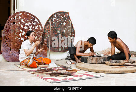 Artisti provenienti da Cambogia Living Arts fare ombra burattini in casa loro a Siem Reap, Cambogia. Foto Stock