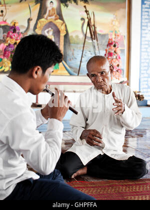 Musicista Master Seng Norn insegna uno studente Kantoam Ming una musica di Wat in Siem Reap, Cambogia. Foto Stock