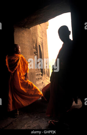 Due giovani monaci buddisti in una finestra in corrispondenza di Angkor Wat. Un tempio buddista costruito nel 1186 dal Re Jayavarman VII. Foto Stock