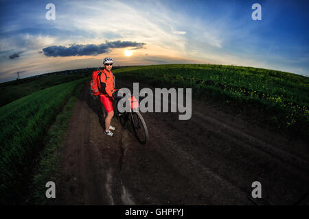 Turistico con zaino viaggi in bicicletta Foto Stock