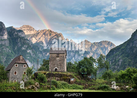 La Kulla, lock-in torre a Theth, con le Alpi Albanesi in background, l'Albania settentrionale. Foto Stock