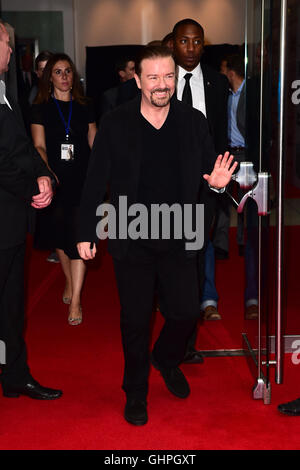 Ricky Gervais frequentando la premiere mondiale di David Brent: la vita sulla strada a Leicester Square, Londra. Foto Stock