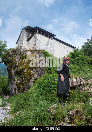 Tradizionale periodo ottomano casa difensivo ora il locale museo etnografico a Theth, nelle Alpi Albanesi, l'Albania settentrionale. Foto Stock