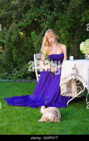 La donna in un costoso bellissimo vestito viola Foto Stock