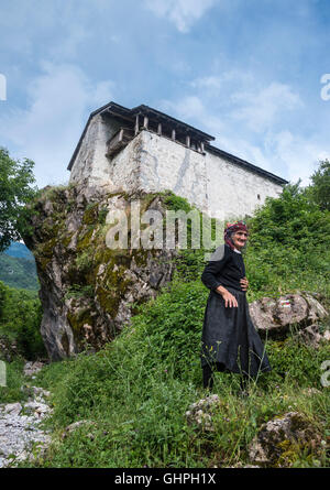 Tradizionale periodo ottomano casa difensivo ora il locale museo etnografico a Theth, nelle Alpi Albanesi, l'Albania settentrionale. Foto Stock