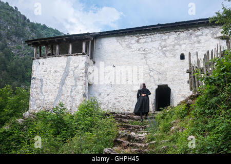 Tradizionale periodo ottomano casa difensivo ora il locale museo etnografico a Theth, nelle Alpi Albanesi, l'Albania settentrionale. Foto Stock