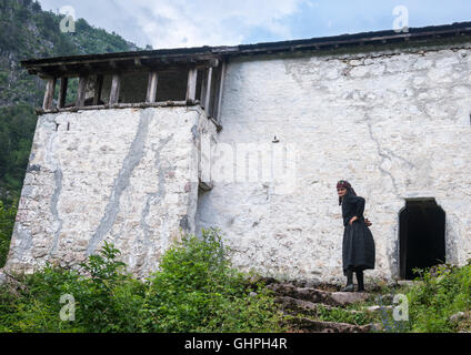 Tradizionale periodo ottomano casa difensivo ora il locale museo etnografico a Theth, nelle Alpi Albanesi, l'Albania settentrionale. Foto Stock