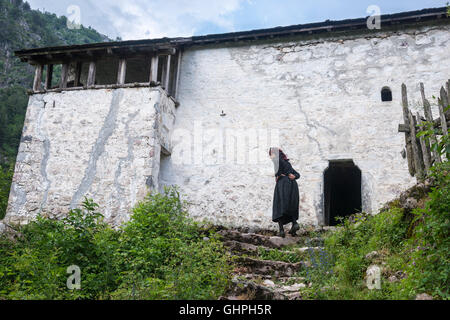 Tradizionale periodo ottomano casa difensivo ora il locale museo etnografico a Theth, nelle Alpi Albanesi, l'Albania settentrionale. Foto Stock