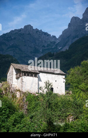 Tradizionale periodo ottomano casa difensivo ora il locale museo etnografico a Theth, con le Alpi Albanesi in background, Foto Stock