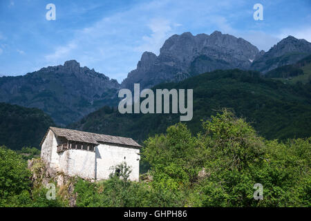 Tradizionale periodo ottomano casa difensivo ora il locale museo etnografico a Theth, con le Alpi Albanesi in background, Foto Stock