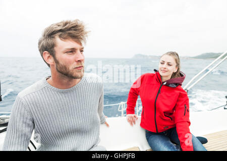 Coppia giovane su yacht che guarda al mare Foto Stock