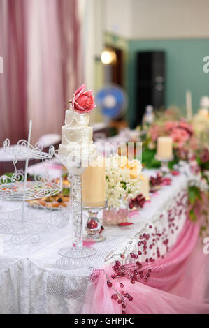 Splendidamente decorate tabella di nozze della sposa e lo sposo Foto Stock