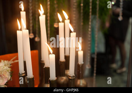 Candela scena, candele con decorazioni di Natale Foto Stock