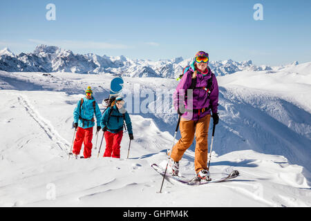 Eine Gruppe Skitourengeher und Snowboarder vor der Kulisse der Sextner Dolomiten Foto Stock