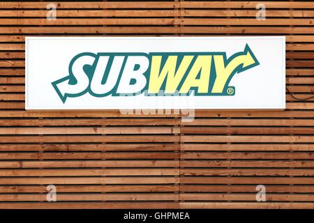 Il logo della metropolitana su una facciata Foto Stock