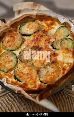 Close up di un tortino di zucchine in cucina Foto Stock