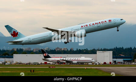 Air Canada Boeing 777-300ER (C-FIVW) aereo jet decolla dall'Aeroporto Internazionale di Vancouver, Richmond, B.C., Canada. Foto Stock