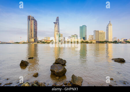 Ho chi minh city skyline e il fiume Saigon in mattina presto, Vietnam. Foto Stock