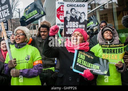 Chicago, Illinois - Novembre 28, 2014: SORPRENDENTE Walmart lavoratori e sostenitori protesta al di fuori di un negozio sul Venerdì nero. Foto Stock