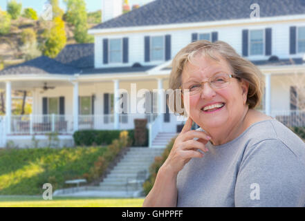 Senior donna adulta di fronte bella casa. Foto Stock