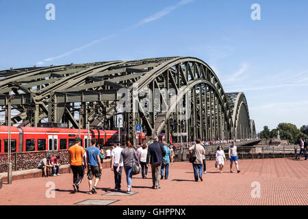 Ponte di Hohenzollern a Colonia, nella Renania settentrionale-Vestfalia, Germania Foto Stock