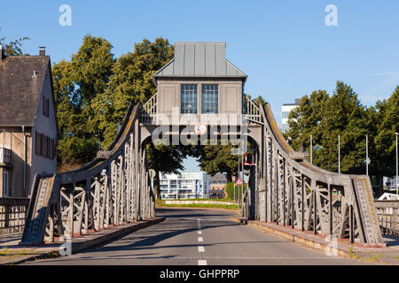 Storico ponte di oscillazione a Cologne Deutz, Germania Foto Stock