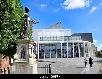 Canterbury, Kent, Regno Unito. Teatro Marlowe (1984; ricostruito nel 2011) nei Frati. Monumento a Christopher Marlowe (a sinistra) Foto Stock