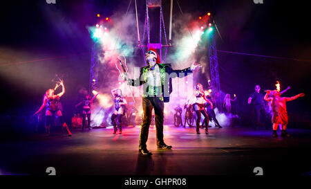 Circus degli orrori cast: Sword swallower Annibale Helmurto voce un ritratto in ghisa all'Arena O2. Foto Stock