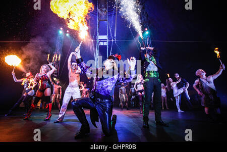 Circus degli orrori cast: Ensemble ritratto del full cast guidato dal maestro anello Dr Haze a la O2 Arena, Londra. Foto Stock