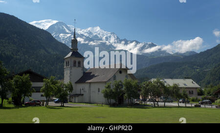 La chiesa e la vista del massiccio del Monte Bianco da Servoz, Chamonix Mont Blanc, Rodano Alpi, Haute Savoie, Francia, Europa UE Foto Stock