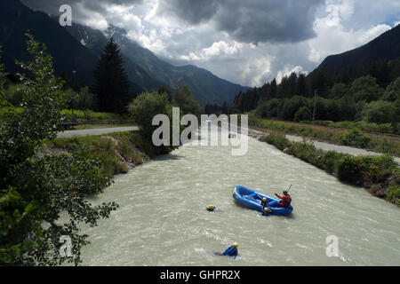 Rafters in acqua, tornando alla barca, Fiume Arve vicino Gailland, Chamonix Mont Blanc, Rodano Alpi, Haute Savoie, Francia, Europa UE Foto Stock