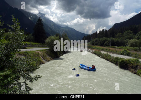 Rafters in acqua, tornando alla barca, Fiume Arve vicino Gailland, Chamonix Mont Blanc, Rodano Alpi, Haute Savoie, Francia, Europa UE Foto Stock