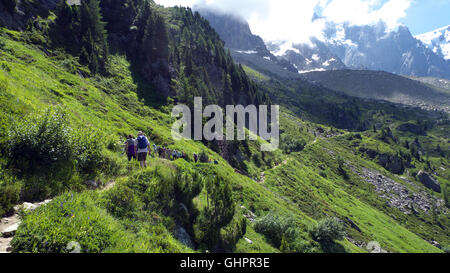 Walkers sul Grand Balcon Nord, guardando verso Plan de l'Aiguille du Midi, Chamonix Mont Blanc, Haute Savoie, Francia, Europa Foto Stock