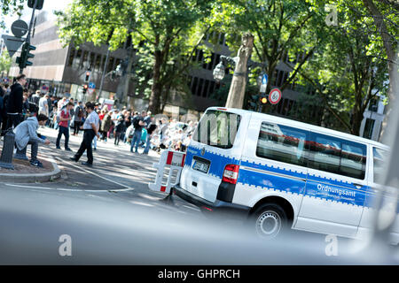 Un Pokémon Vai a Düsseldorf (Königsallee) Foto Stock