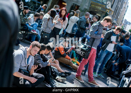 Un Pokémon Vai a Düsseldorf (Königsallee) Foto Stock