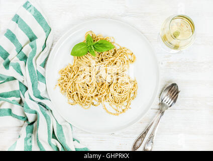 Pasta spaghetti al pesto di basilico fresco e vino bianco Foto Stock