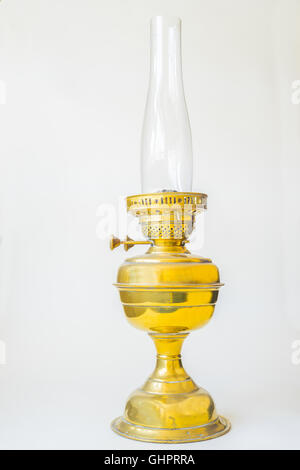 In ottone antico olio lampada su sfondo bianco Foto Stock