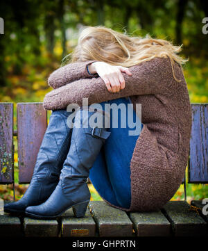 Donna depressivo in autunno Foto Stock