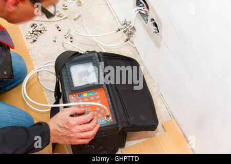 Misurare tecnico di internet e per la connessione TV Foto Stock