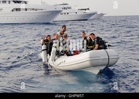 Scuba Diver in gommone di fronte liveaboard diving imbarcazioni, Elphinestone Reef, Mar Rosso, Egitto, Africa Foto Stock