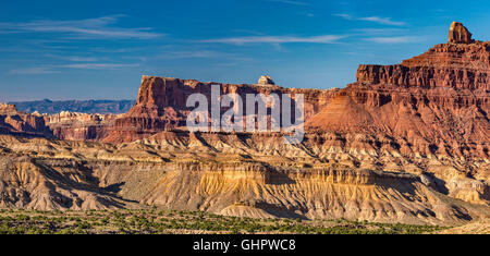 San Rafael Reef scogliere, dalle I-70 Interstate Freeway vicino Spotted Wolf Canyon, San Rafael Swell area Altopiano del Colorado, USA Utah Foto Stock