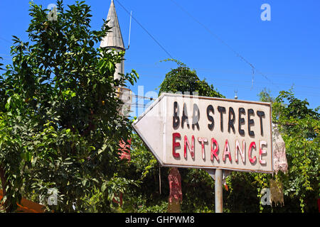 Un segno per Bar Street con una moschea in background in Kusadasi Turchia Foto Stock