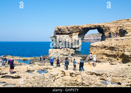 Isola di Gozo, MALTESE ISLAND - Novembre 5, 2015. La gente a prendere le foto di Azure Window, una delle più belle attrazioni di Gozo Foto Stock