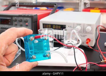 Cella a combustibile idrogeno, una cella a combustibile è un dispositivo che converte l'energia chimica di un combustibile in energia elettrica Foto Stock