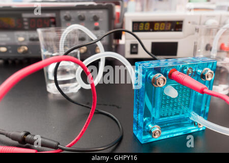 Cella a combustibile idrogeno, una cella a combustibile è un dispositivo che converte l'energia chimica di un combustibile in energia elettrica Foto Stock